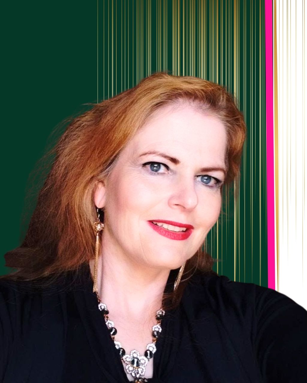 Porträt einer Frau mit roten Haaren, rotem Lippenstift und einem Schmuck-Set bestehend aus Ohrringen und einer Halskette vor einem grünen Hintergrund mit vertikalen gelben Linien und einem pinken Streifen rechts.